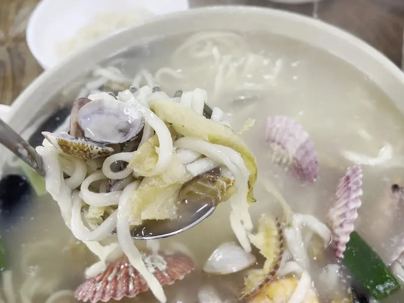 해물칼국수 한 젓가락