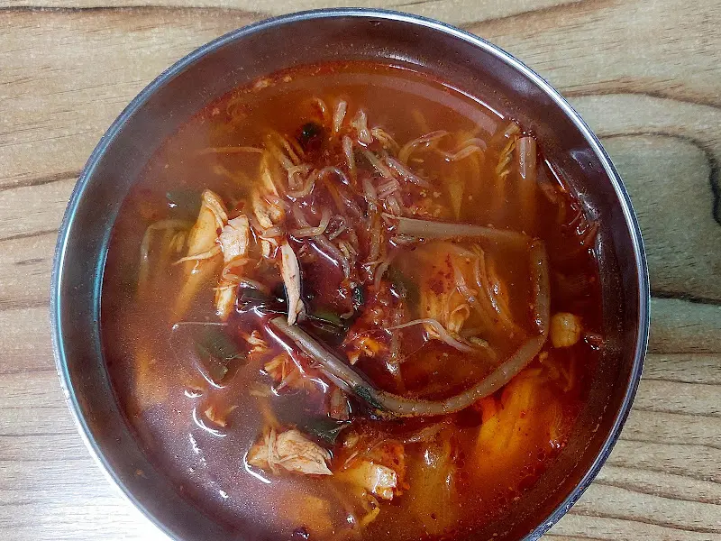 닭개장의 푸짐한 건더기