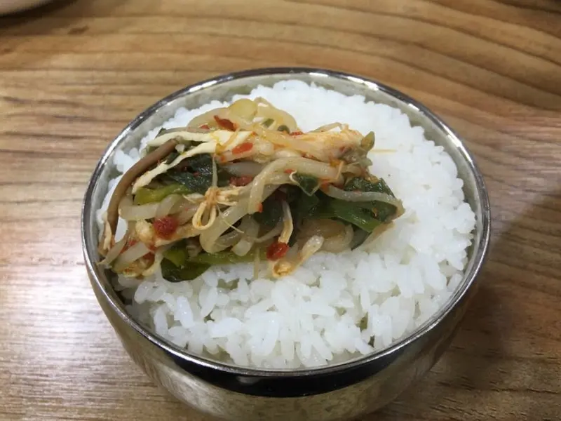 밥 위에 올려진 닭개장 건더기