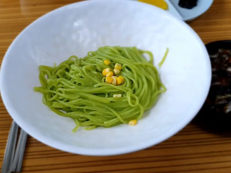 녹색 면이 인상적인 간짜장