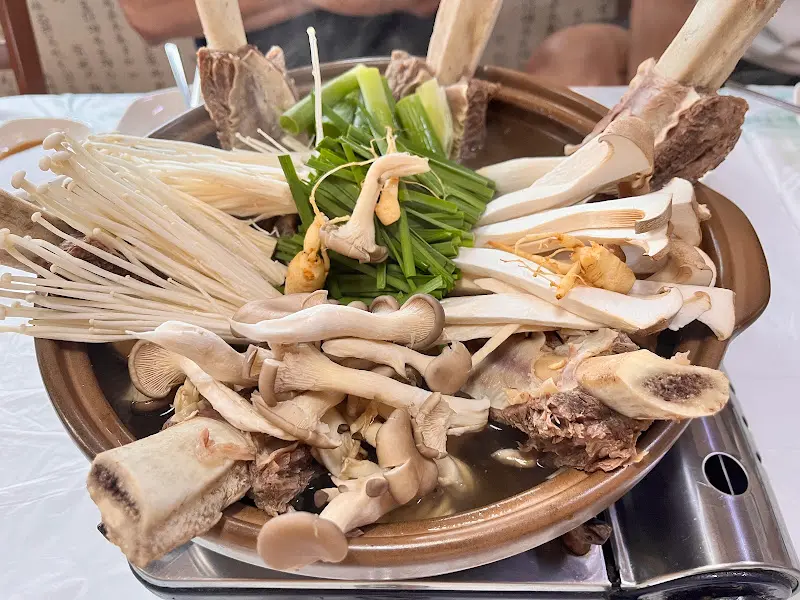 푸짐한 항아리 버섯갈비탕