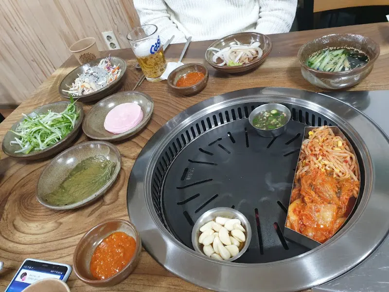 푸짐한 밑반찬과 숯불