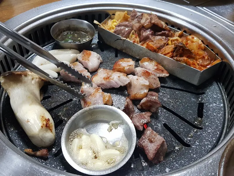 숯불에 구워지는 돼지고기