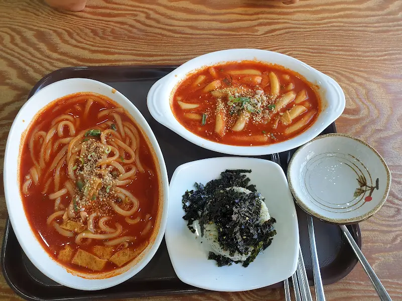 떡볶이와 주먹밥 한 상 차림