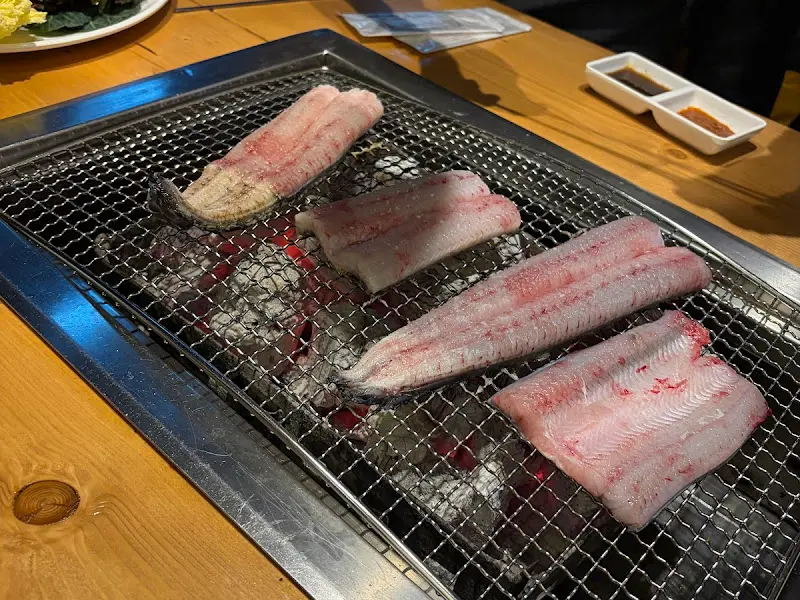 숯불 위에서 구워지는 신선한 장어