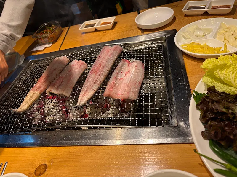 장어와 함께 곁들여 먹는 쌈 채소