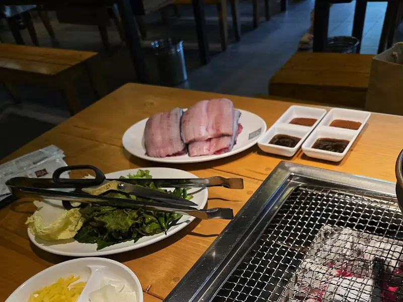 푸짐하게 차려진 장어 한 상