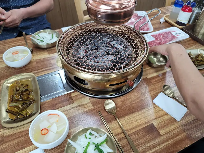 숯불과 함께 차려진 밑반찬