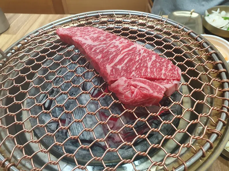 숯불 위에 올려진 한우