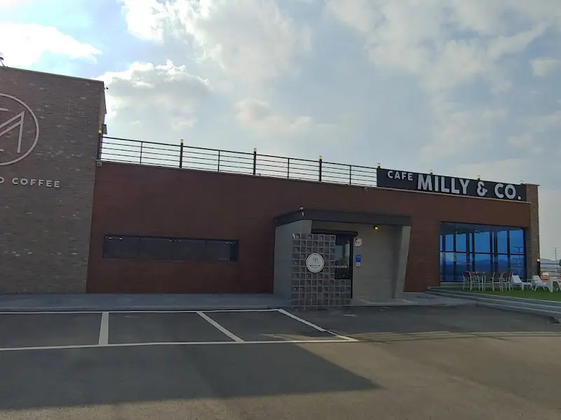 카페 밀리앤코의 외부 전경