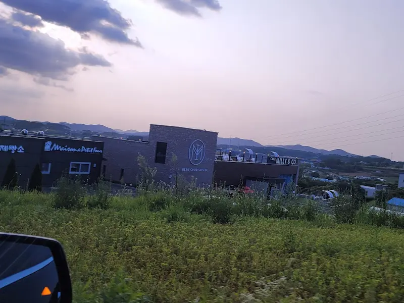 카페 밀리앤코 외부에서 바라본 전경