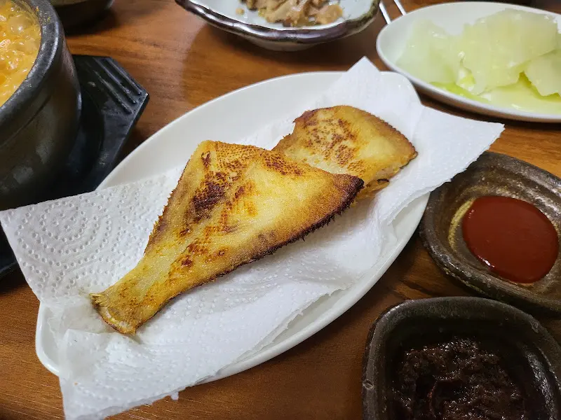 노릇하게 구워진 가자미 구이