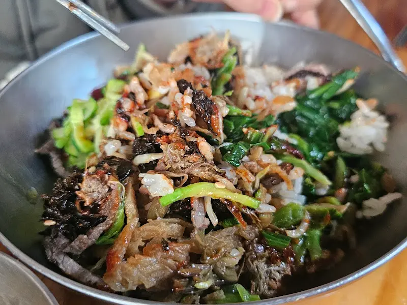 젓가락으로 비빔밥을 비비는 모습