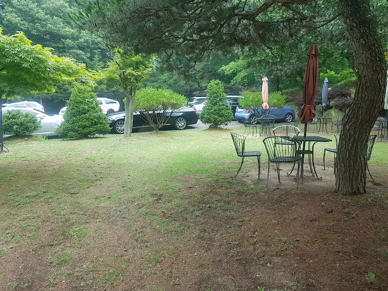 식사 후 휴식을 취할 수 있는 정원 테이블