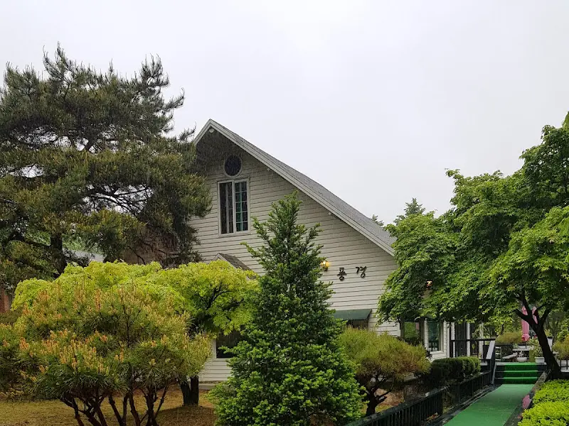 아늑한 분위기의 식당 건물 외관