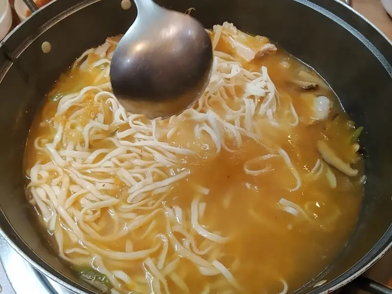 닭한마리 칼국수 조리 과정