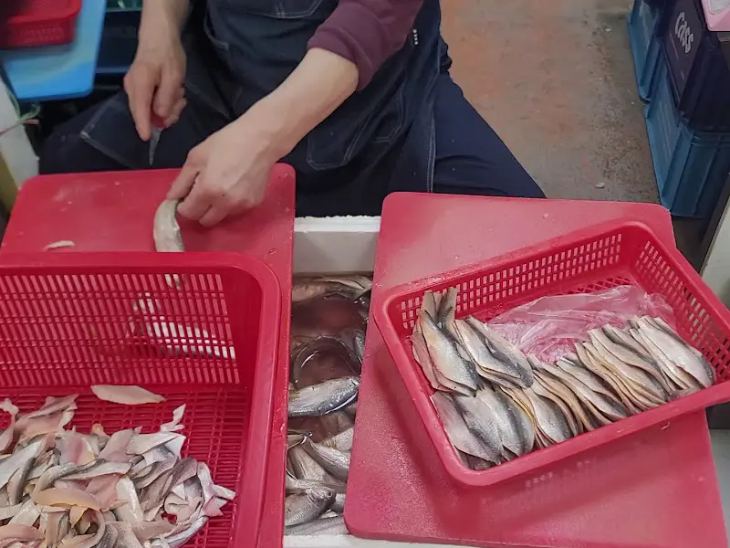 밴댕이 손질 모습