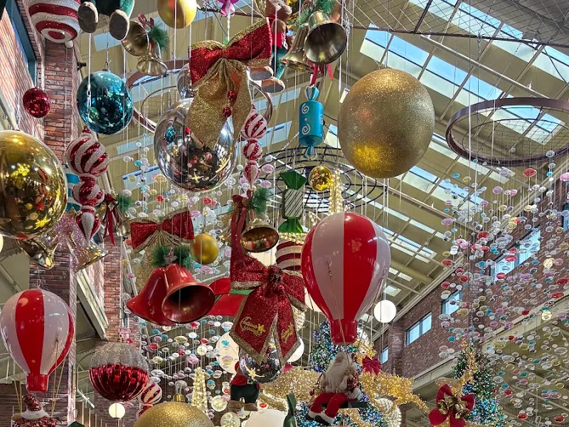 천장에 가득한 크리스마스 장식