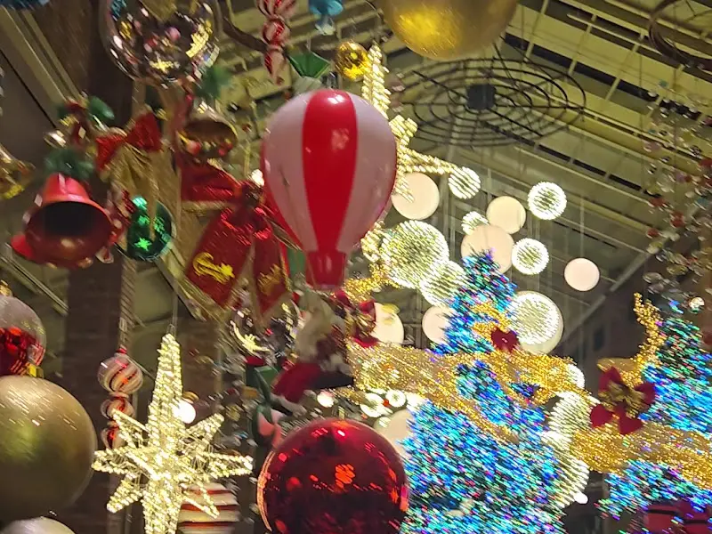 카페 천장의 크리스마스 장식