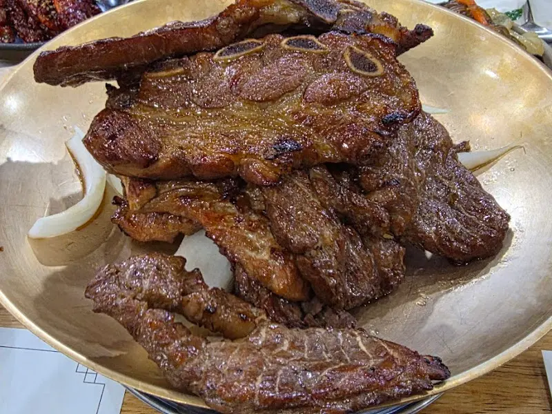 놋그릇 위의 석갈비