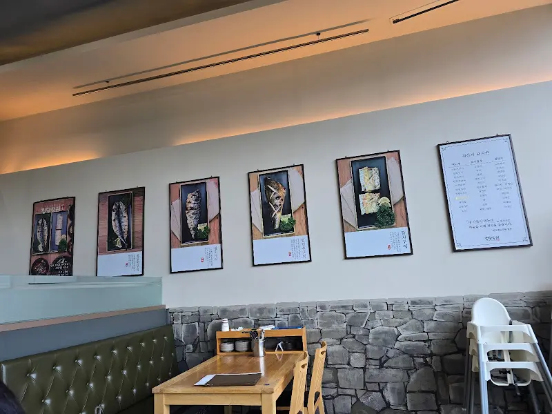 메뉴 사진이 걸린 식당 내부