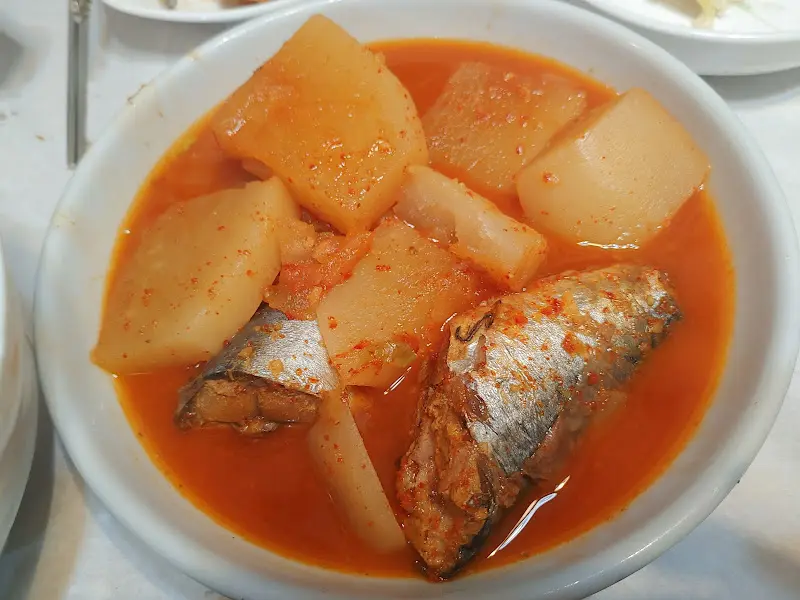 청아한정식의 매콤한 생선 조림