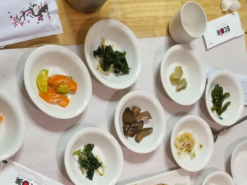 청아한정식의 정갈한 곁들임 찬