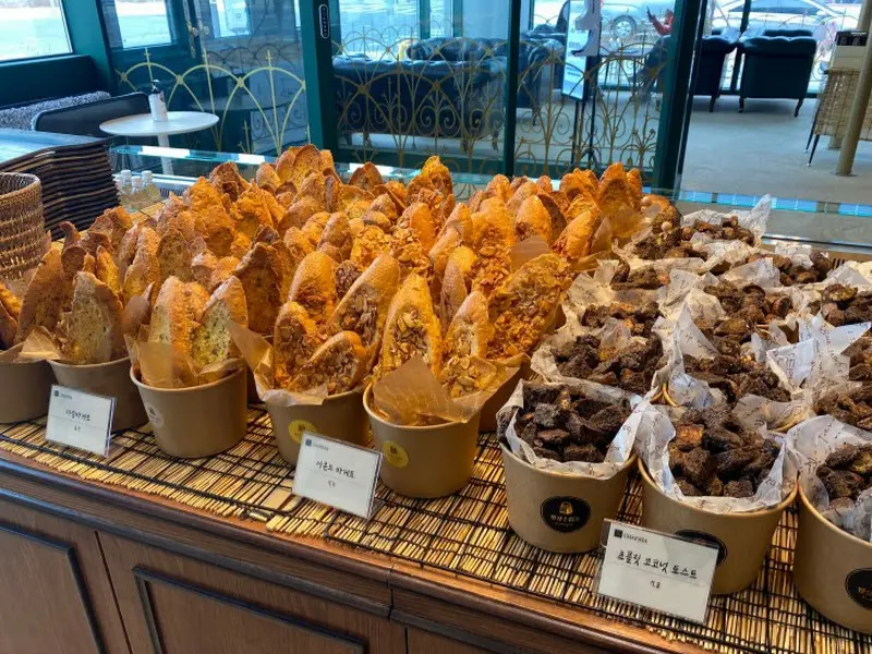 다양한 빵이 진열된 모습