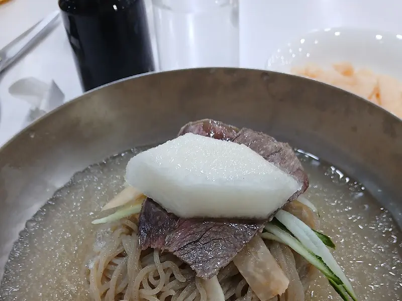 평양냉면의 뽀얀 육수와 고명