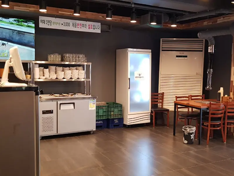 셀프바에서 원하는 만큼 가져다 먹을 수 있는 밑반찬 코너