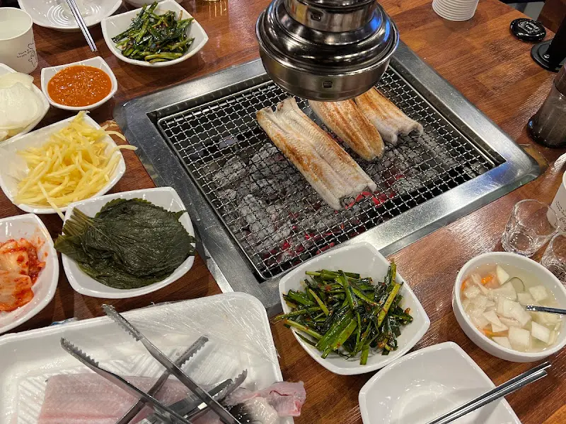 숯불 위에서 노릇하게 익어가는 장어