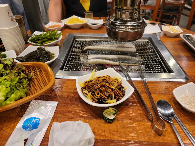 푸짐하게 차려진 장어 한 상 차림