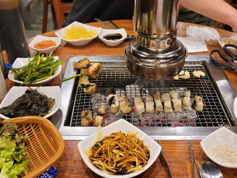 장어가 맛있게 구워지고 있는 모습