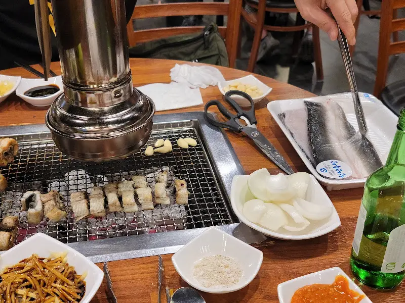 잘 구워진 장어와 밑반찬들