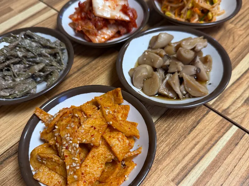 정갈하게 담겨 나온 밑반찬