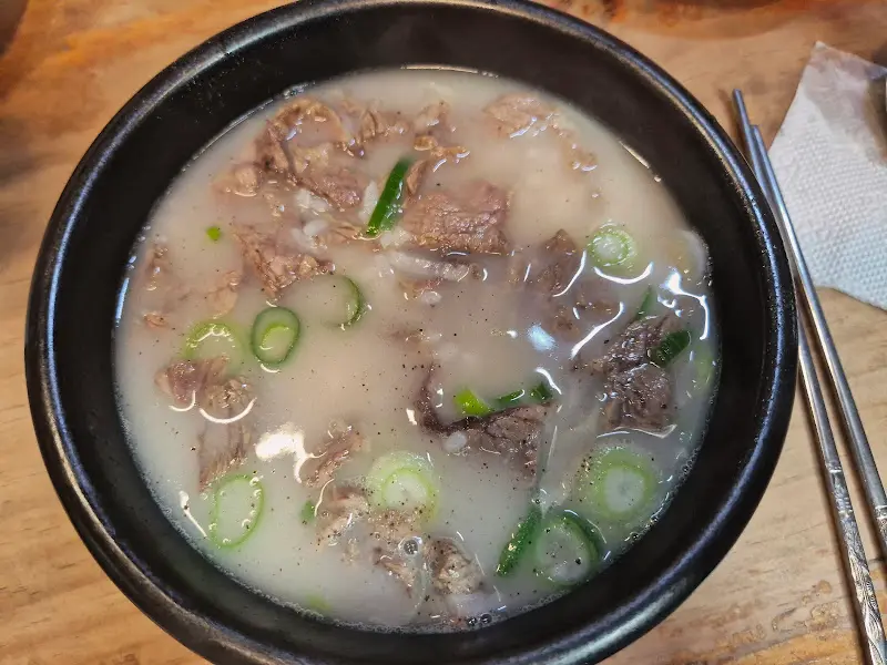 뽀얀 국물이 인상적인 설렁탕