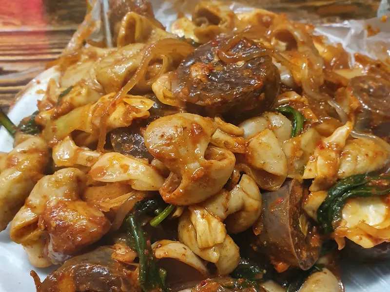 윤기가 흐르는 곱창과 순대