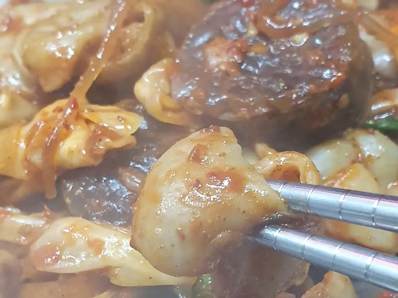 젓가락을 부르는 곱창의 자태