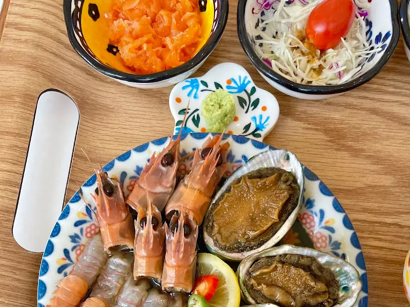 돌문어 덮밥과 딱새우장 정식