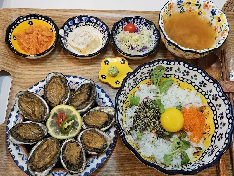 돌문어 덮밥, 딱새우장 정식, 전복장 정식