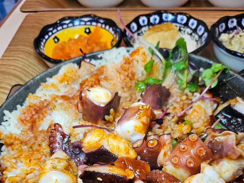 돌문어 덮밥과 곁들임