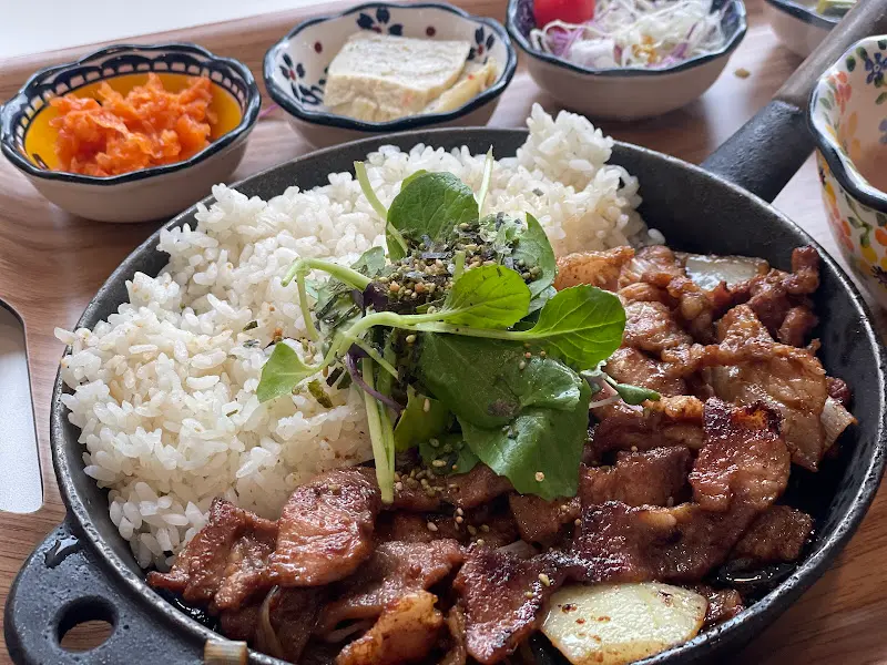 돼지고기 덮밥