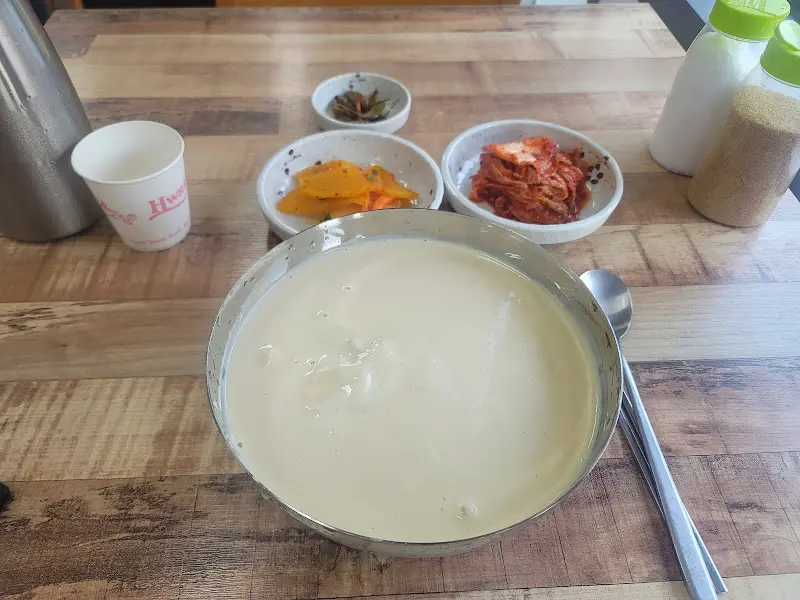뽀얀 콩국수와 정갈한 반찬