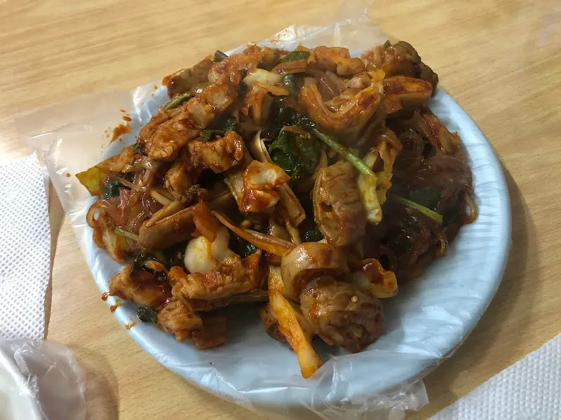 접시 가득 담긴 곱창볶음