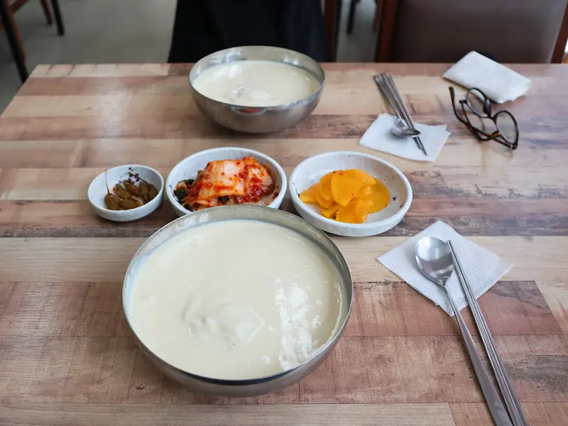 테이블 위에 놓인 콩국수 한 상 차림