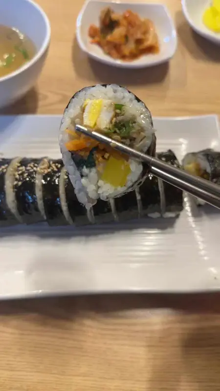 멸치 김밥 단면