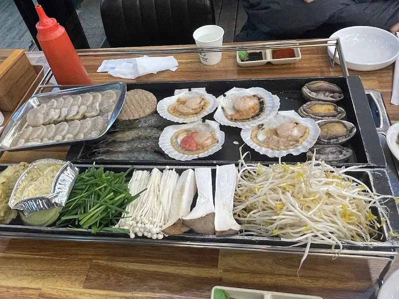 철판 위에서 익어가는 키조개 삼합