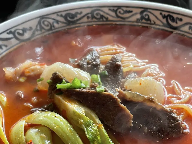 김이 모락모락 피어오르는 우육탕면