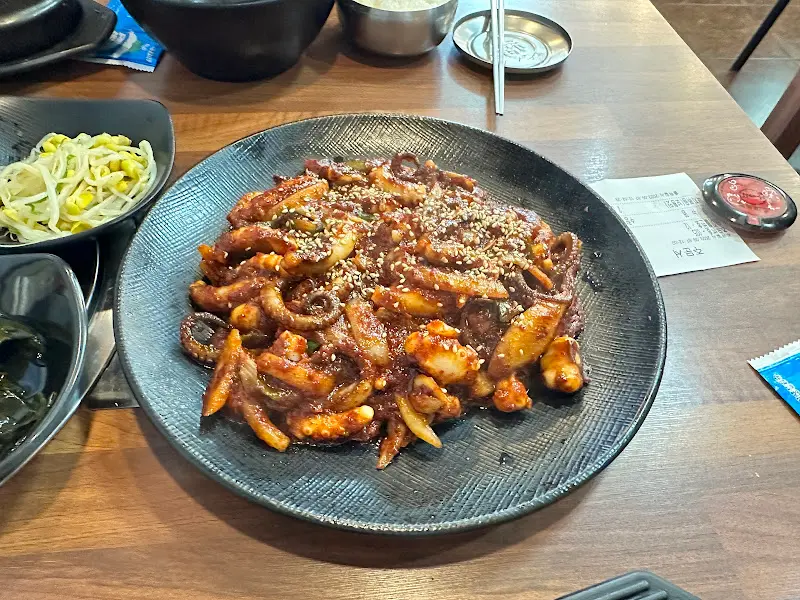 넉넉한 양의 낙지볶음