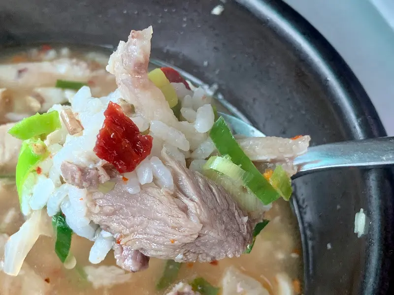 숟가락 위의 순대국밥